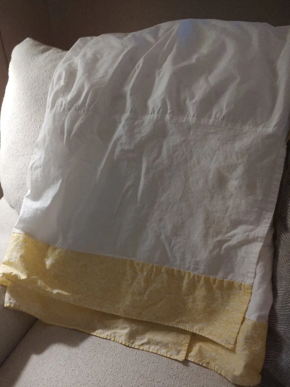 Dust ruffle Martha Stewart White and yellow bed skirt for twin  bed.